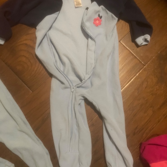 2T girls one piece fleece footie pajamas barely worn  (set of 4) - Picture 4 of 5